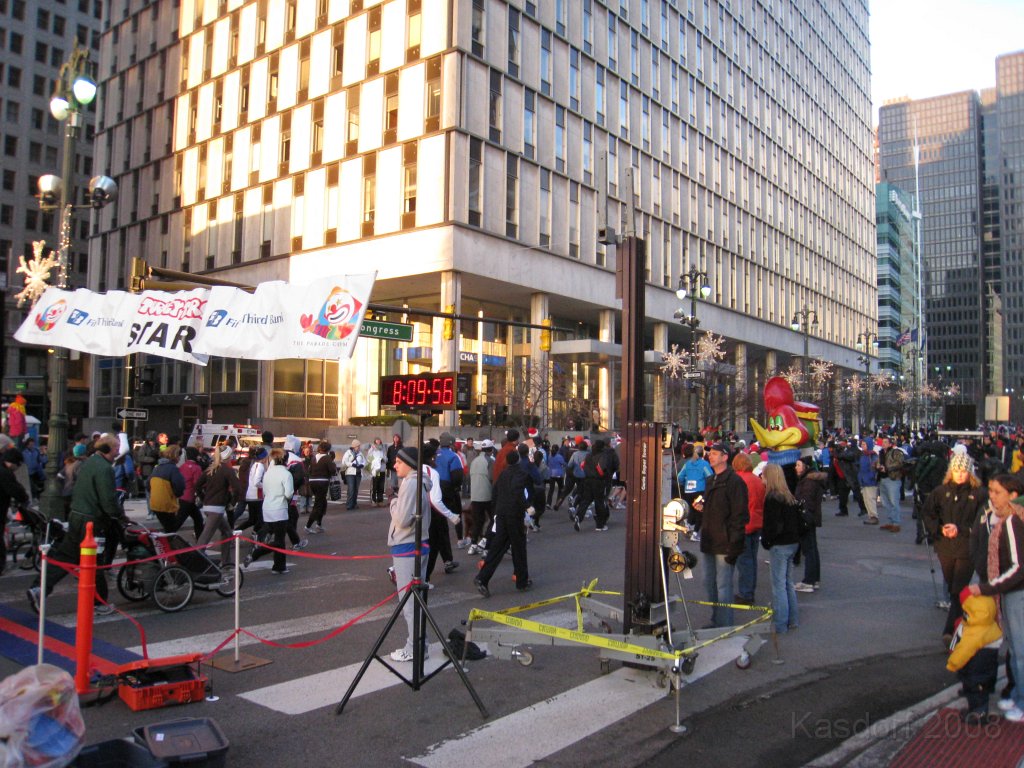 Detroit Turkey Trot 2008 10K 0260.jpg - At 10 minutes there is still a solid stream of people crossing the start line.